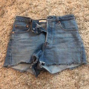 High waisted rib age Levi’s denim shorts